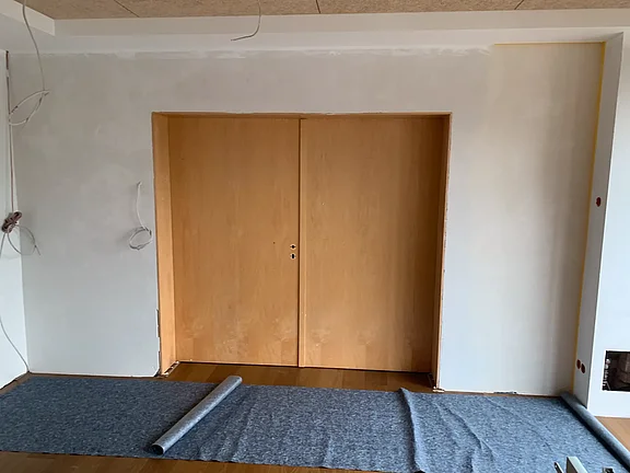 Die alte Brand- und Rauchschutztüranlage vor dem Ausbau am 06.05.2024